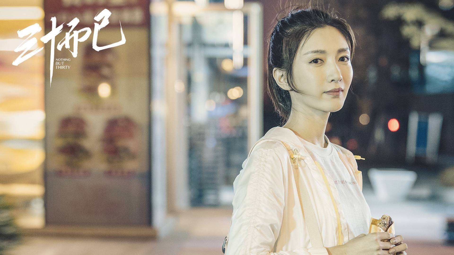 看到您给出的关键词，一场充满戏剧性的足球决赛已经跃然纸上。这是一个经典的个人英雄主义与团队坚韧意志相结合的故事线