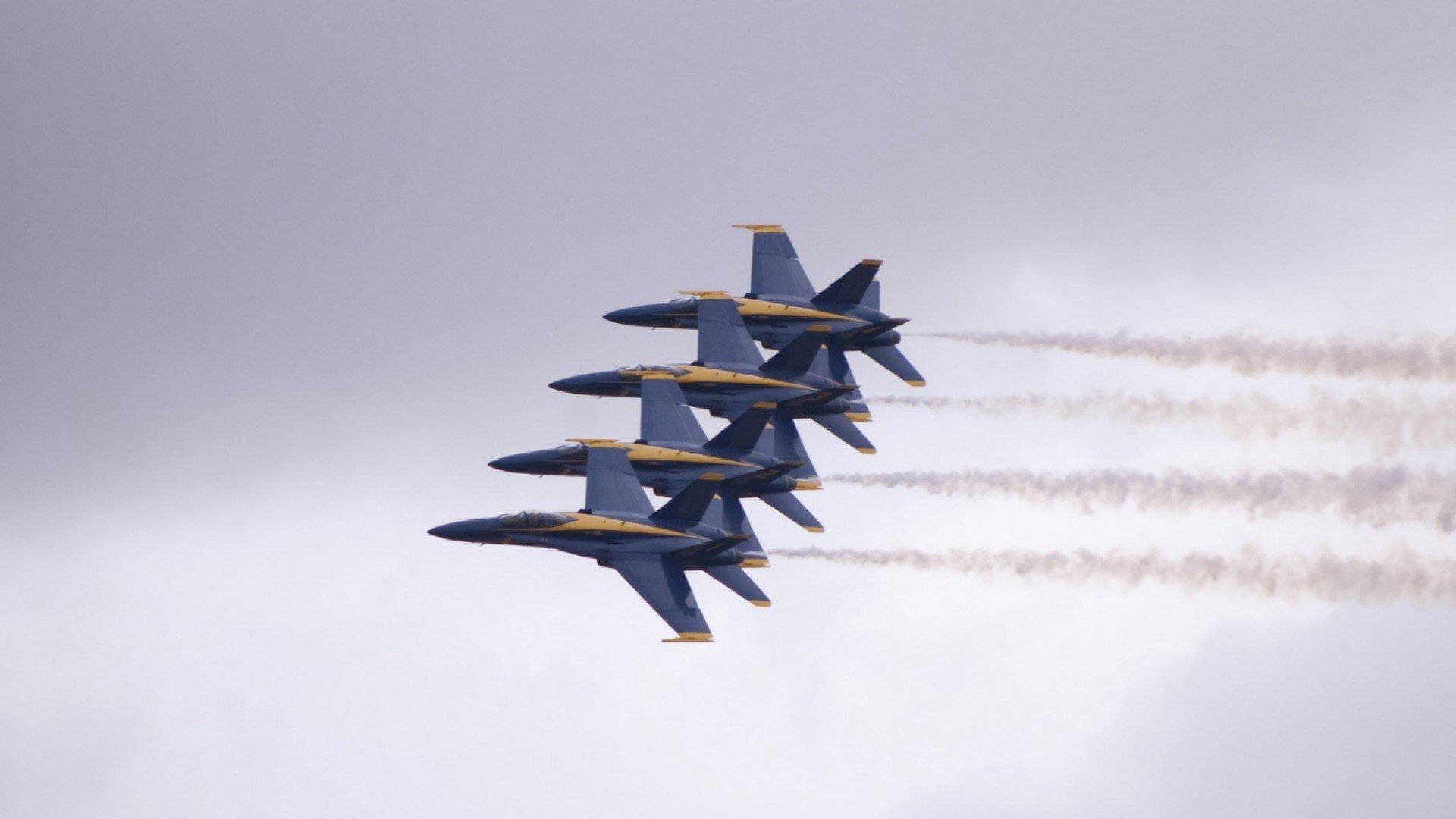 看到您给出的关键词，一场充满戏剧性的足球决赛已经跃然纸上。这是一个经典的个人英雄主义与团队坚韧意志相结合的故事线